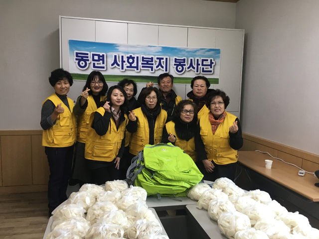 ▲ 춘천 동면사회복지봉사단(단장 박근순)은 7일 지역내 소외계층 30가구에 만두와 떡을 각각 전달했다.