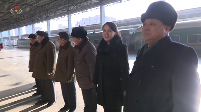 ▲ 북한 조선중앙TV는 6일 오후 5시 30분쯤 남쪽을 방문하는 북한 예술단이 전날 평양을 출발하는 모습의 영상을 공개했다. 사진은 예술단 배웅에 나선 김여정 노동당 부부장(사진 오른쪽 두 번째)이 활짝 웃는 모습.