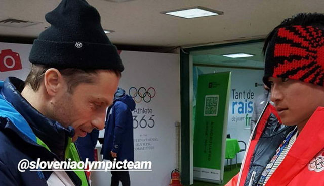 ▲ 일본 선수가 전범기인 욱일승천기를 연상시키는 헤어밴드를 착용하고 슬로베니아 선수와 이야기를 나누고 있는 모습.<올림픽 인스타그램>