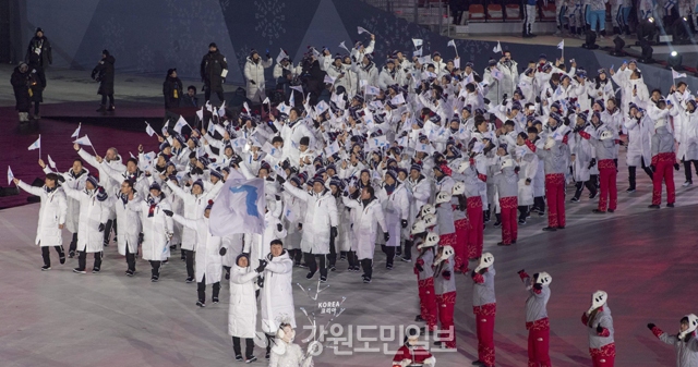 ▲ 2018평창동계올림픽이 9일 화려하게 개막했다.이날 열린 개회식에서 남북 선수들이 한반도기를