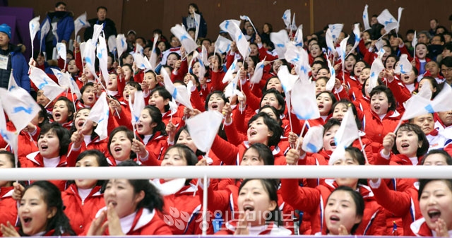 북한 응원단이 10일 강릉 아이스아레나 경기장에서 응원전을 벌이고 있다. 평창올림픽 이동편집국/ 서영