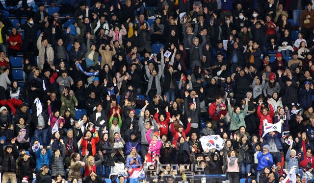 쇼트트랙 경기가 열린 10일 아이스아레나 경기장을 찾은 관람괙들이 북한선수들과 파도타기 응원을 벌이고 있다. 평창올림픽 이동편집국/서영 