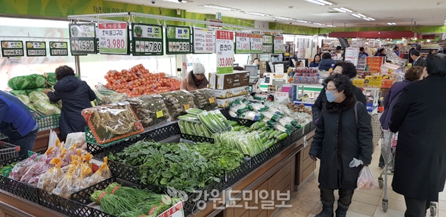 ▲ 설 연휴를 앞두고 식탁물가 전반이 뛰고 있는 가운데 11일 도내 한 마트에서 채소가격을 확인한 소비자들이 구매를 고민하고 있다. 신관호