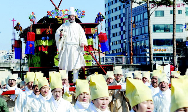 ▲ 단종국장 재현행사가 12일 강릉 시내에서 영월지역 주민 500여명이 참가한 가운데 펼쳐지고 있다.    평창올림픽 이동편집국 /정일구