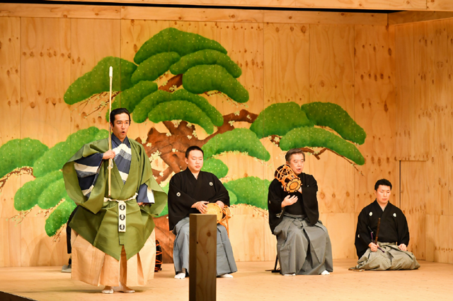 ▲ 문화올림픽 붐 조성을 위해 기획한 ‘한일중 올림픽 컬처로드’ 두번째 공연인 일본 전통극 노가쿠 ‘하고로모’가 지난 12일 오후 정선아리랑센터 아리랑홀 무대에 올랐다.
