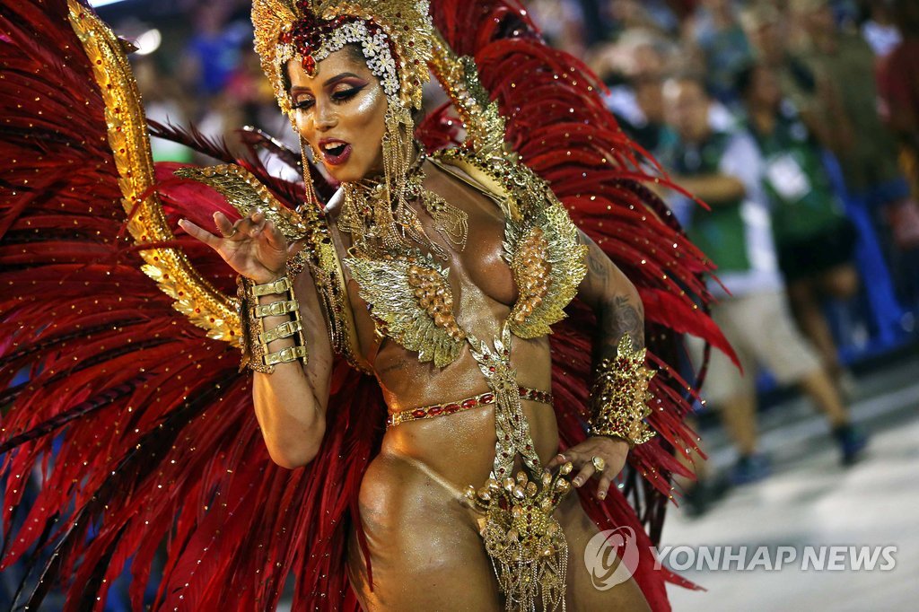 ▲ 12일(현지시간) 브라질 리우데자네이루의 삼바 전용 경기장인 삼보드로무에서 열린 카니발 축제 퍼레이드에서 참가자들이 화려한 춤을 선보이고 있다.