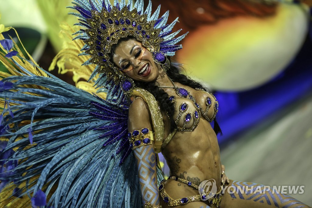 ▲ 12일(현지시간) 브라질 리우데자네이루의 삼바 전용 경기장인 삼보드로무에서 열린 카니발 축제 퍼레이드에서 참가자들이 화려한 춤을 선보이고 있다.