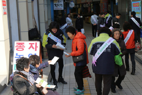 ▲ 고성소방서(서장 진형민) 의용소방대는 14일 지역내 주요 시장과 터미널에서 ‘고향집,주택용 소방시설 선물하기’ 캠페인을 펼쳤다.