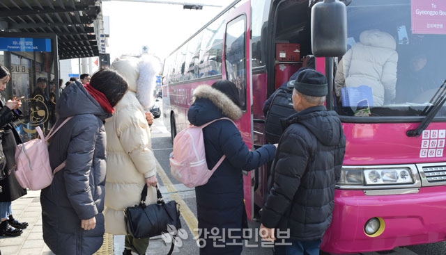 ▲ KTX 강릉역 앞 버스 정류장에서 관광객들이 문화올림픽 셔틀버스에 탑승하고 있다.  이서영