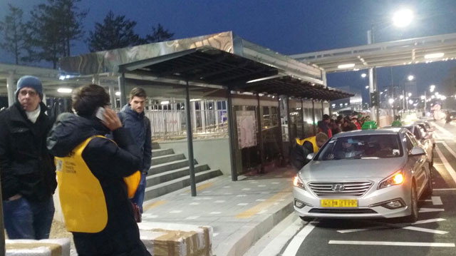 ▲ 올림픽 관문역인 KTX강릉역에서 한밤중에 외국인 승객들이 줄지어 택시를 타고 있다.