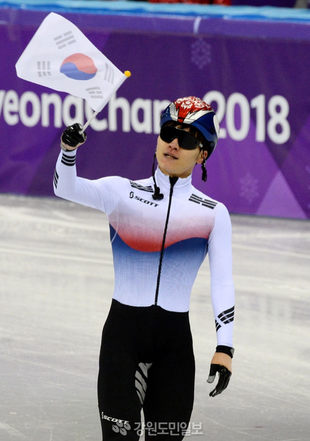 지난 17일 강릉 아이스아레나에서 열린 평창올림픽 쇼트트랙 남자 1000m 결승에서 동메달을 획득한 서이라(1번)가 태극기를 흔들고 있다. 평창올림픽 이동편집국/최원명  