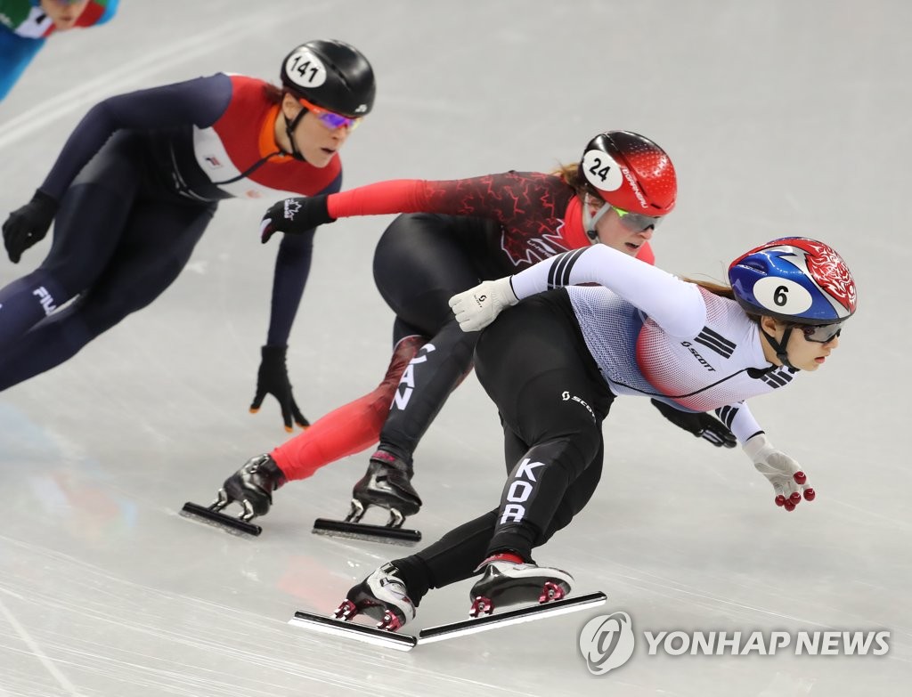 ▲ 17일 강원 강릉 아이스아레나에서 열린 2018평창동계올림픽 쇼트트랙 여자 1,500m 결승전에서 한국의 최민정이 추월을 시도하고 있다.