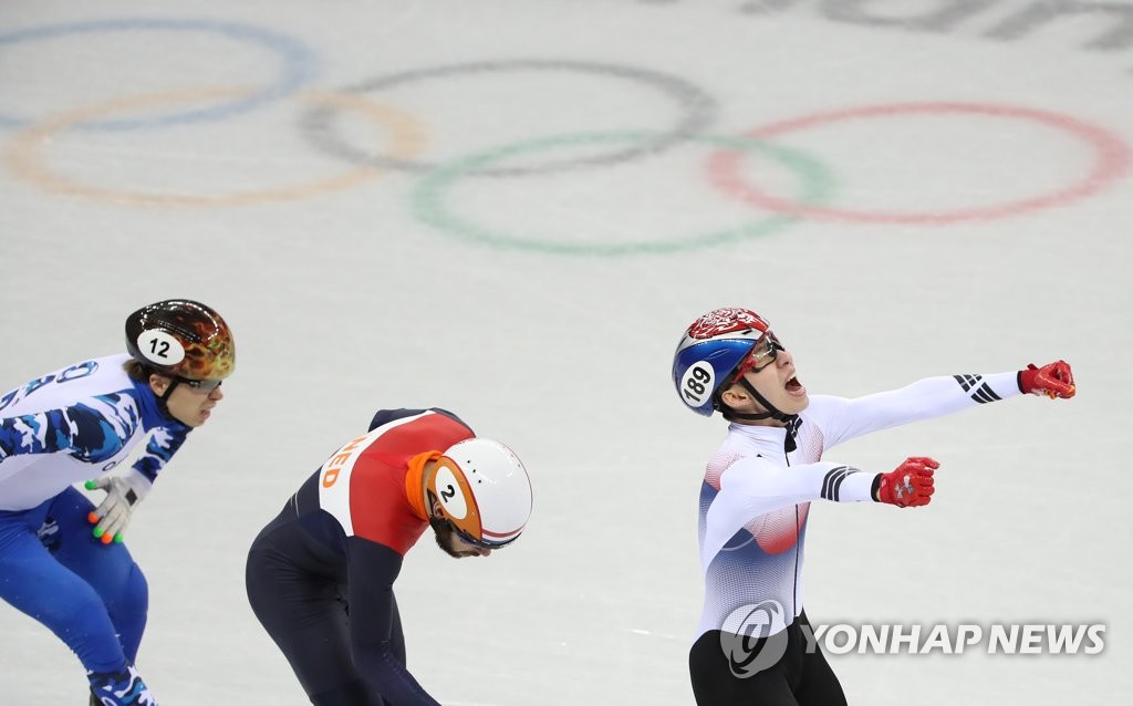 ▲ 한국 쇼트트랙 대표팀의 임효준이 10일 강릉 아이스아레나에서 열린 2018 평창동계올림픽 쇼트트랙 남자 1,500m에서 금메달을 차지한 뒤 환호하고 있다.