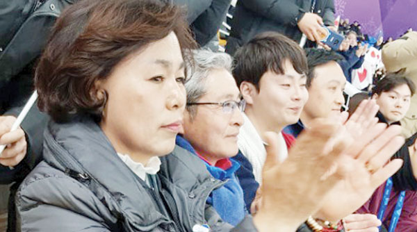 ▲ 18일  스피드스케이팅 여자 500m 경기에서 이상화 선수 가족들이 응원을 하고 있다.  연합뉴스