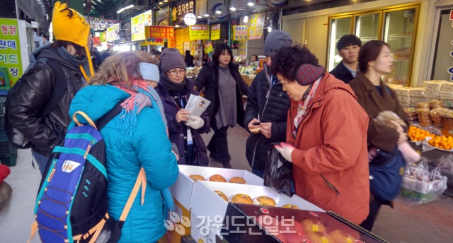 ▲ 강릉 중앙시장을 찾은 외국인 관광객들이 과일을 구매하고 있다.  이서영