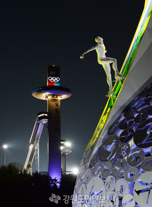 ▲ 평창올림픽이 각국의 메달 경쟁으로 열기가 더해가고 있는 가운데 19일 야간 경기가 열리고 있는 알펜시아 스키점프대가 환하게 불을 밝히고 있다.    평창올림픽 이동편집국/최원명