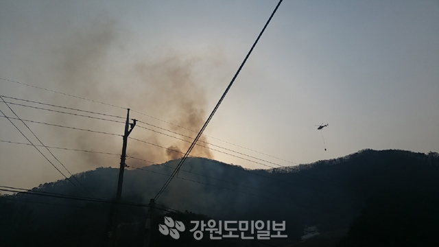 ▲ 20일 오후 정선 신동읍 운치리 임야에서 산불이 발생한 가운데 긴급 투입된 헬기가 진화를 하고 있다.