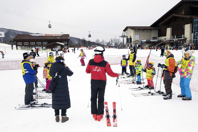 ▲ 하이원 스키학교 전문 강사들이 21일 외국인 방문객을 대상으로 무료 스키 강습을 하고 있다.