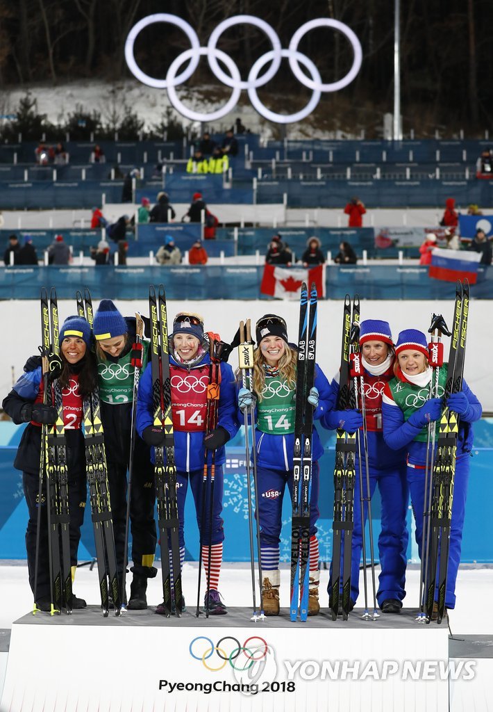 ▲ 마리트 비에르옌(노르웨이·오른쪽 두번째)이 21일 평창 알펜시아 크로스컨트리 센터에서 열린 2018 평창동계올림픽 크로스컨트리 여자 팀 스프린트 결승에서 마이켄 카스페르센 팔라(맨 오른쪽)와 한 조로 출전해 동메달을 획득, 시상대에서 포즈를 취하고 있다. 이번 대회에서만 네 번째 메달을 목에 건 비에르옌은 이로써 개인 통산 올림픽 메달 수를 14개로 늘려 역대 동계올림픽 사상 최다 메달 신기록을 세웠다.