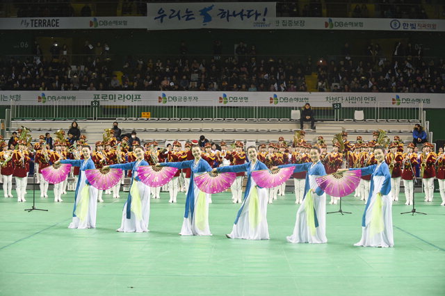 ▲ 북한응원단이 지난 24일 원주종합체육관에서 시민들을 위한 공연을 선보였다.