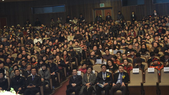 ▲ 춘천신협 제34차 정기총회가 지난 24일 강원대 백령아트센터에서 지역 인사와 조합원들이 참석한 가운데 열렸다.