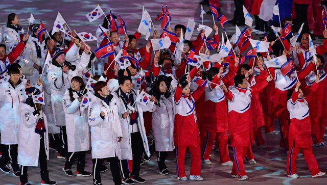 ▲ 평창 동계올림픽대회 폐회식에서 남북 선수단이 입장하고 있다.