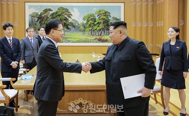 정의용 대북 수석특사가 5일 저녁 조선노동당에서 북한 김정은 국무위원장에게 문재인 대통령의 친서를 전달하고 있다.사진제공/청와대
