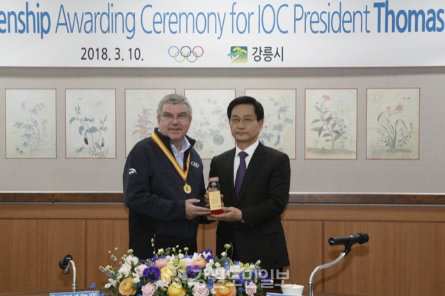 ▲ 토마스 바흐 국제올림픽위원회(IOC) 위원장이 지난 10일 강릉시청에서 최명희 시장으로부터 명예 시민증을 받았다. 구정민