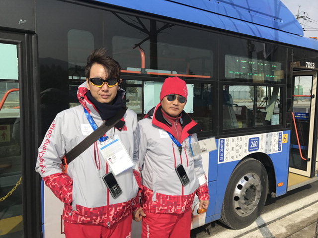▲ 평창패럴림픽기간 장애인과 교통약자들을 위해 스스로 평창을 찾은 서울시내버스 운전기사 윤시우(사진 왼쪽부터)씨와 김만섭씨