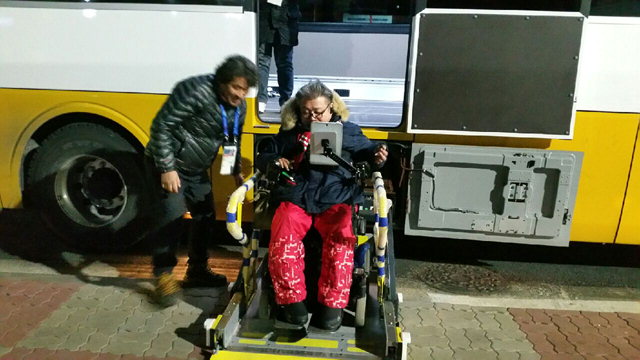 ▲ 평창패럴림픽 기간 운영 중인 휠체어 리프트 버스