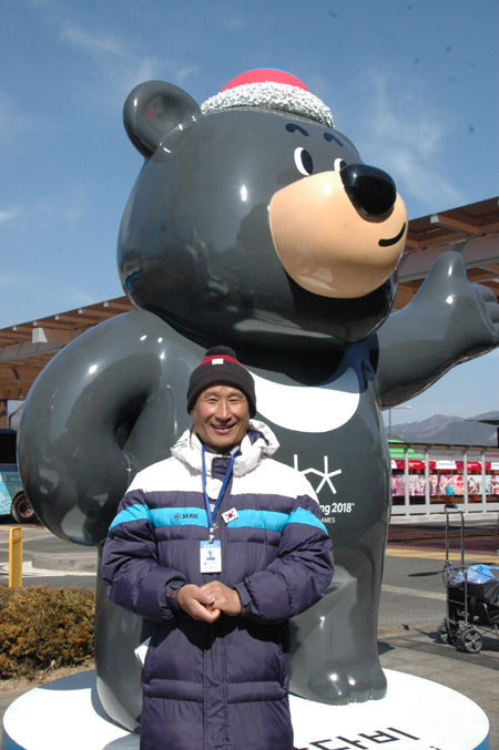 ▲ 경강선KTX 진부(오대산)역에서 지난 동계올림픽 기간 관광객 환영인사를 하고 있는 전태하 씨.