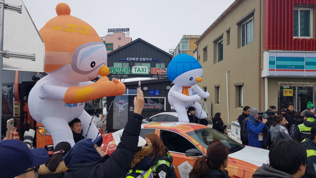 ▲ 평창군 홍보 캐릭터인 눈동이가 패럴림픽 폐막에 앞서 퍼레이드를 하고 있다.