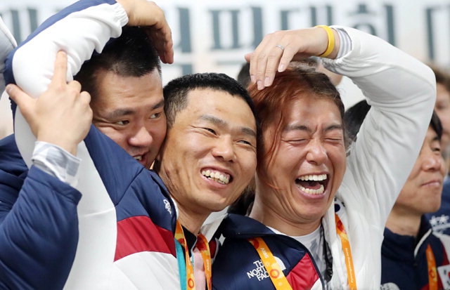 ▲ 크로스컨트리 금메달 신의현(가운데) 등 선수들이 하트 포즈를 취하고 있다.