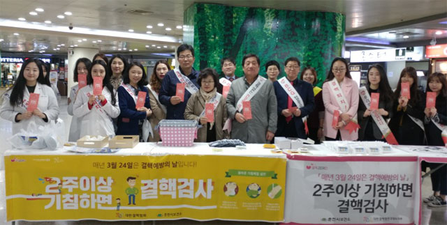 ▲ 춘천시보건소는 23일 명동 지하상가에서 호흡기 감염 질환과 결핵 예방 캠페인을 했다.