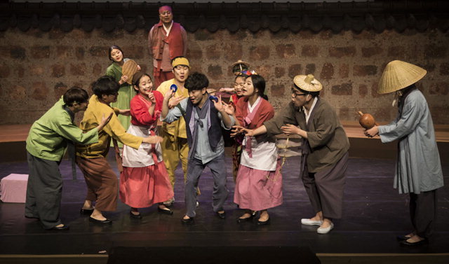 ▲ 올해로 20회째를 맞은 춘천연극제가 시민과 함께하는 다양한 프로그램을 선보인다.사진은 지난해 공연모습.