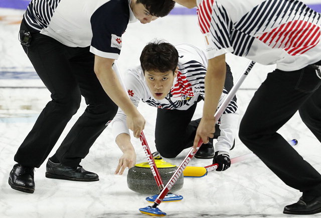 ▲ 8일(한국시간) 미국 라스베이거스에서 열린 세계남자컬링선수권대회 준결승 스웨덴과의 경기에서 스킵 김창민이 투구를 하고 있다.