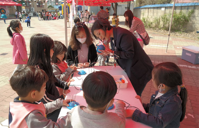 ▲ 원주 학성유치원(원장 권혜경)은 19일 오전 운동장에서 전국에서 최초로 유아·초등교육을 연계한 학성아이 과학축제를 개최했다.