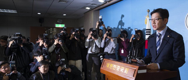▲ 댓글조작 사건에 연루됐다는 의혹을 받는 더불어민주당 김경수 의원이 19일 국회 정론관에서 경남지사 출마 관련 입장발표를 하고 있다.