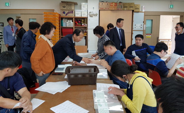 ▲ 최문순 지사는 20일 춘천의 장애인 직업재활시설을 찾아 장애인들을 격려했다.