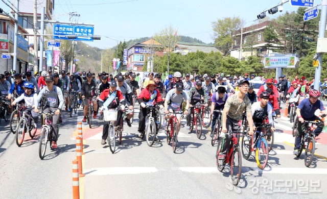 ▲ 2018홍천 자전거대행진이 21일 홍천군청 광장에서 500여명이 참가한 가운데 열렸다.