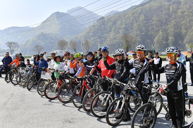 ▲ 2018 강원 자전거대행진이 지난 21일 동계올림픽 개최도시 정선에서 열린 가운데 출발 전 참가자들이 자전거타기 활성화와 지역발전을 다짐하고 있다