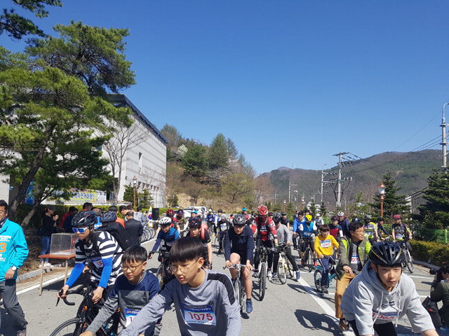 ▲ 평창동계올림픽 성공개최 기념 2018 태백자전거대행진이 지난 21일 문화예술회관 일대에서 열렸다.