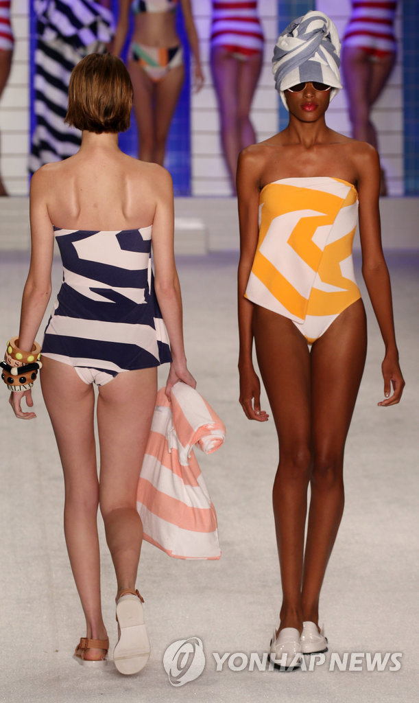 ▲ 24일(현지시간) 패션위크가 열리고 있는 브라질 상파울루에서 모델들이 살리나스 컬렉션의 수영복 의상을 선보이고 있다.