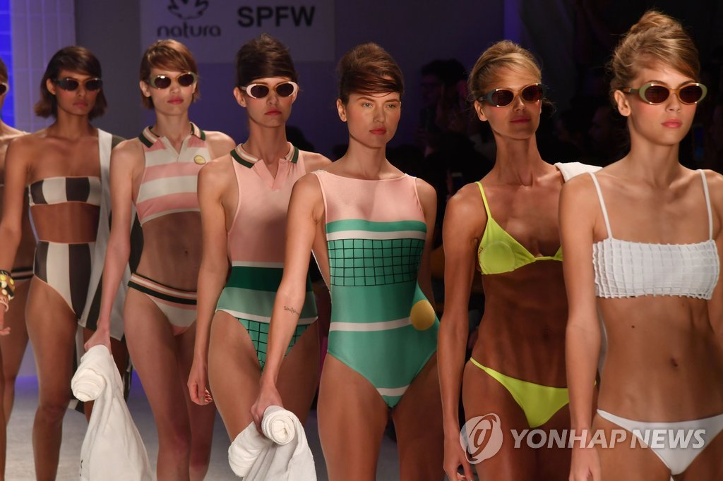 ▲ 24일(현지시간) 패션위크가 열리고 있는 브라질 상파울루에서 모델들이 살리나스 컬렉션의 수영복 의상을 선보이고 있다.