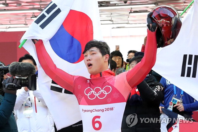 ▲ 이용 감독이 이끄는 강원도청 소속 윤성빈 선수가 지난 2월 평창올림픽 스켈레톤 경기에서 아시아 최초로 금메달을 목에 걸었다.