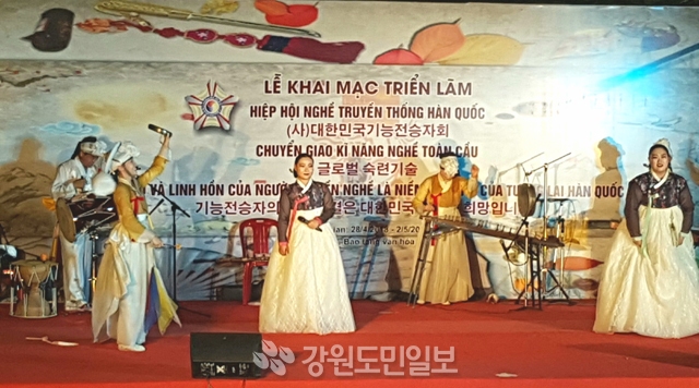 ▲ 정선군립아리랑예술단 베트남공연단이 28일 오후 베트남 후에문화박물관 특별무대에서 공연을 펼치고 있다.  박창현