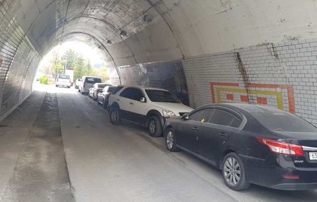 ▲ 1일 오전 장기 방치된 차량들이 정선군 사북읍 강원랜드 입구 터널을 점령하고 있다.