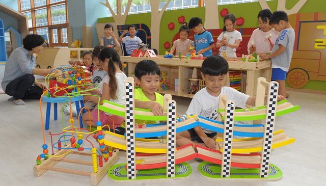 ▲ 춘천 장난감도서관에서 어린이들이 즐거운 시간을 보내고 있다.