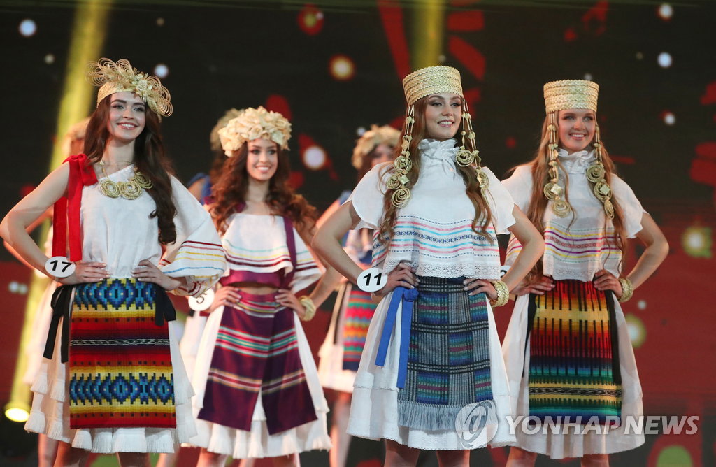 epa06711801 Participants perform in the final of the Miss Belarus 2018 beauty contest in Minsk, Belarus, 04 May 2018. Mariya Vasilevich received the title of 'Miss Belarus'. EPA/TATYANA ZENKOVICH