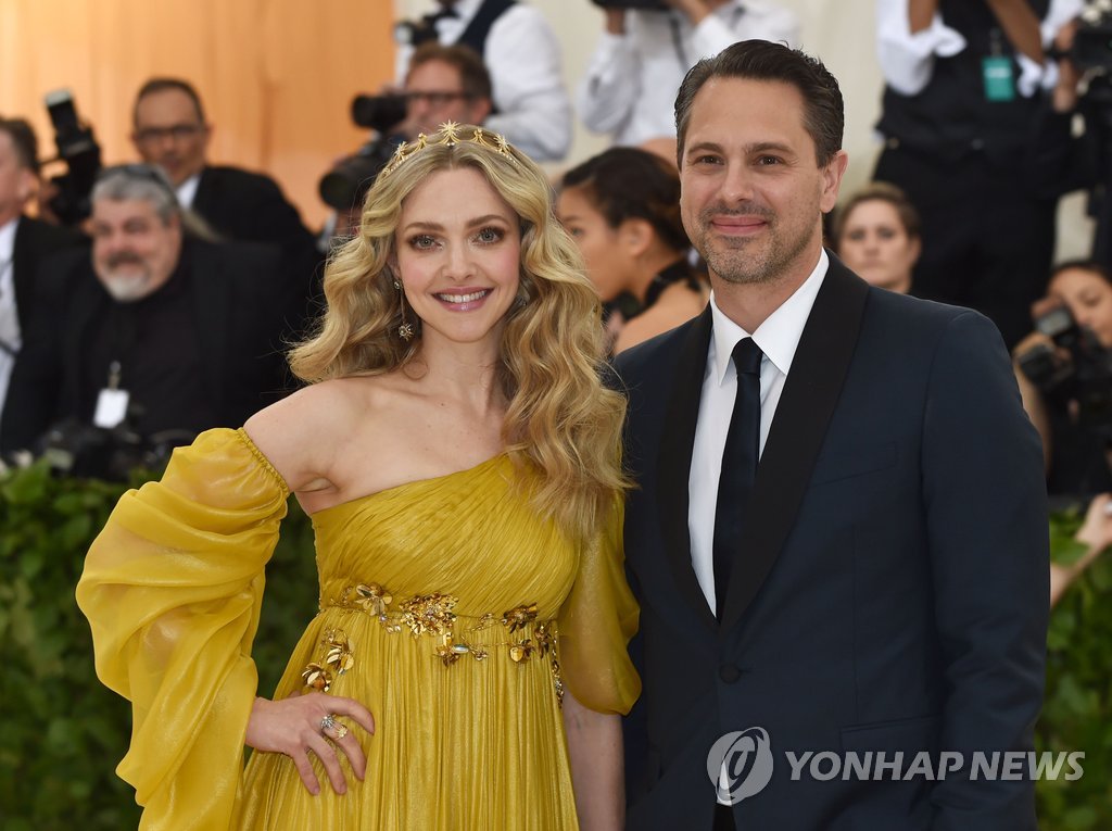 ▲ Amanda Seyfried and Thomas Sadoski arrive for the 2018 Met Gala on May 7, 2018, at the Metropolitan Museum of Art in New York. The Gala raises money for the Metropolitan Museum of Art?s Costume Institute. The Gala's 2018 theme is ?Heavenly Bodies: Fashion and the Catholic Imagination.? / AFP PHOTO / Hector RETAMAL